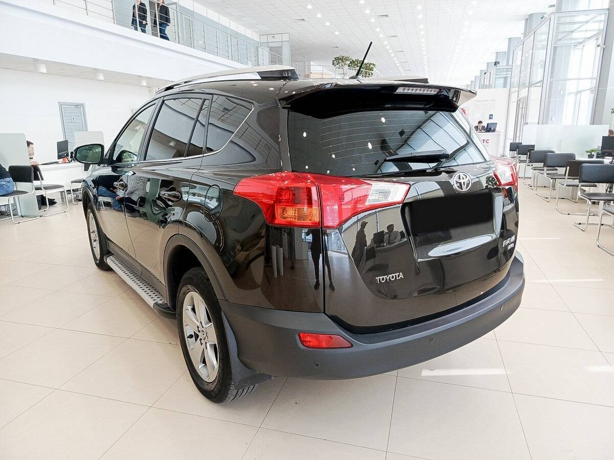 Toyota RAV4 с пробегом — 2015 год. Фото: #6
