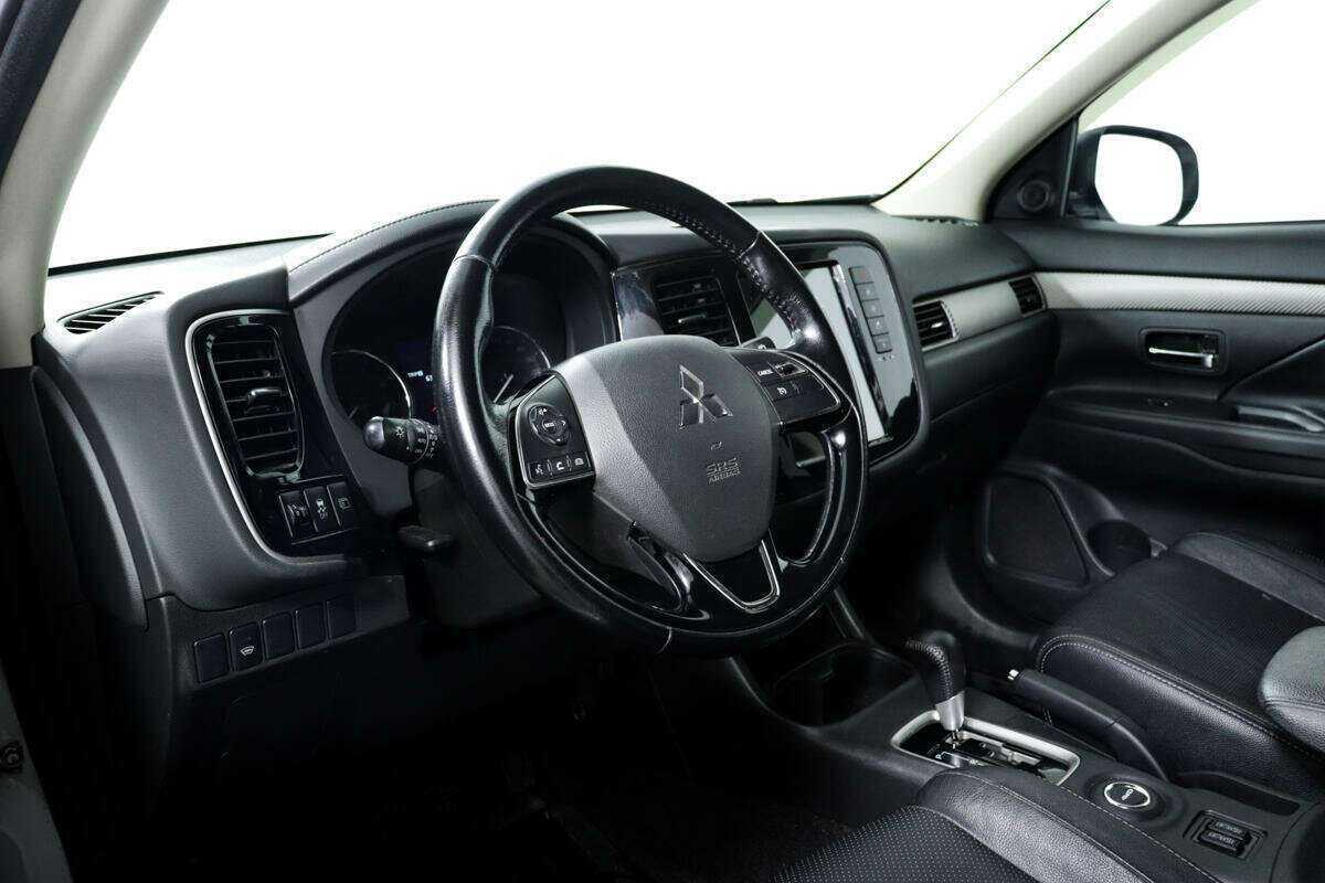 Mitsubishi Outlander с пробегом — 2015 год. Фото: #12