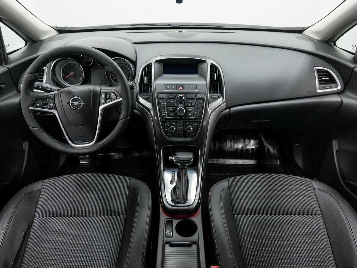 Opel Astra с пробегом — 2013 год. Фото: #9