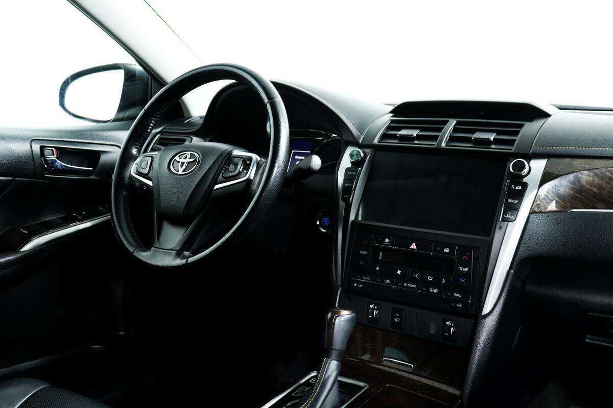 Toyota Camry с пробегом — 2017 год. Фото: #8