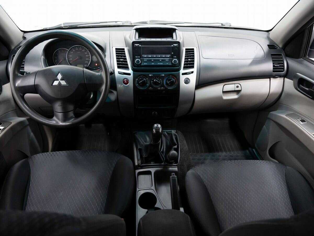 Mitsubishi Pajero Sport с пробегом — 2014 год. Фото: #12